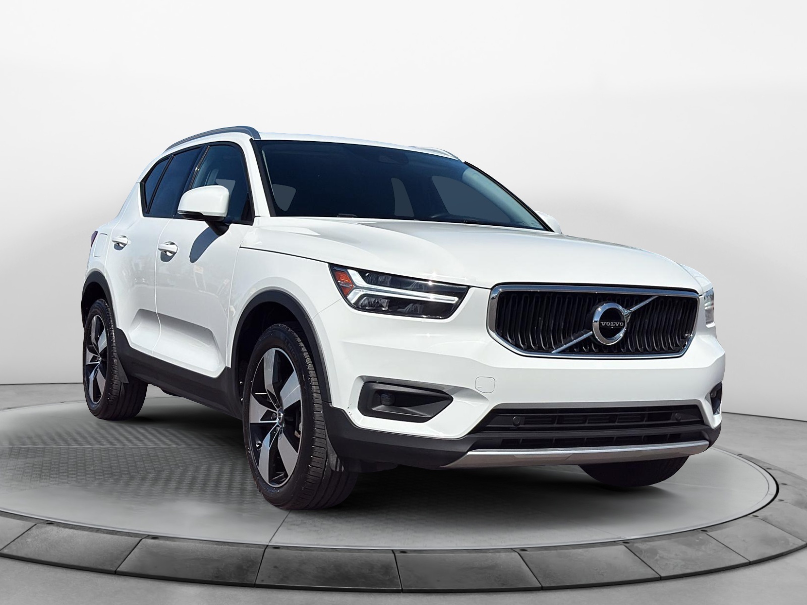 White 2020 Volvo XC40 T5 Momentum AWD SUV / Crossover All-Wheel Drive Automatic