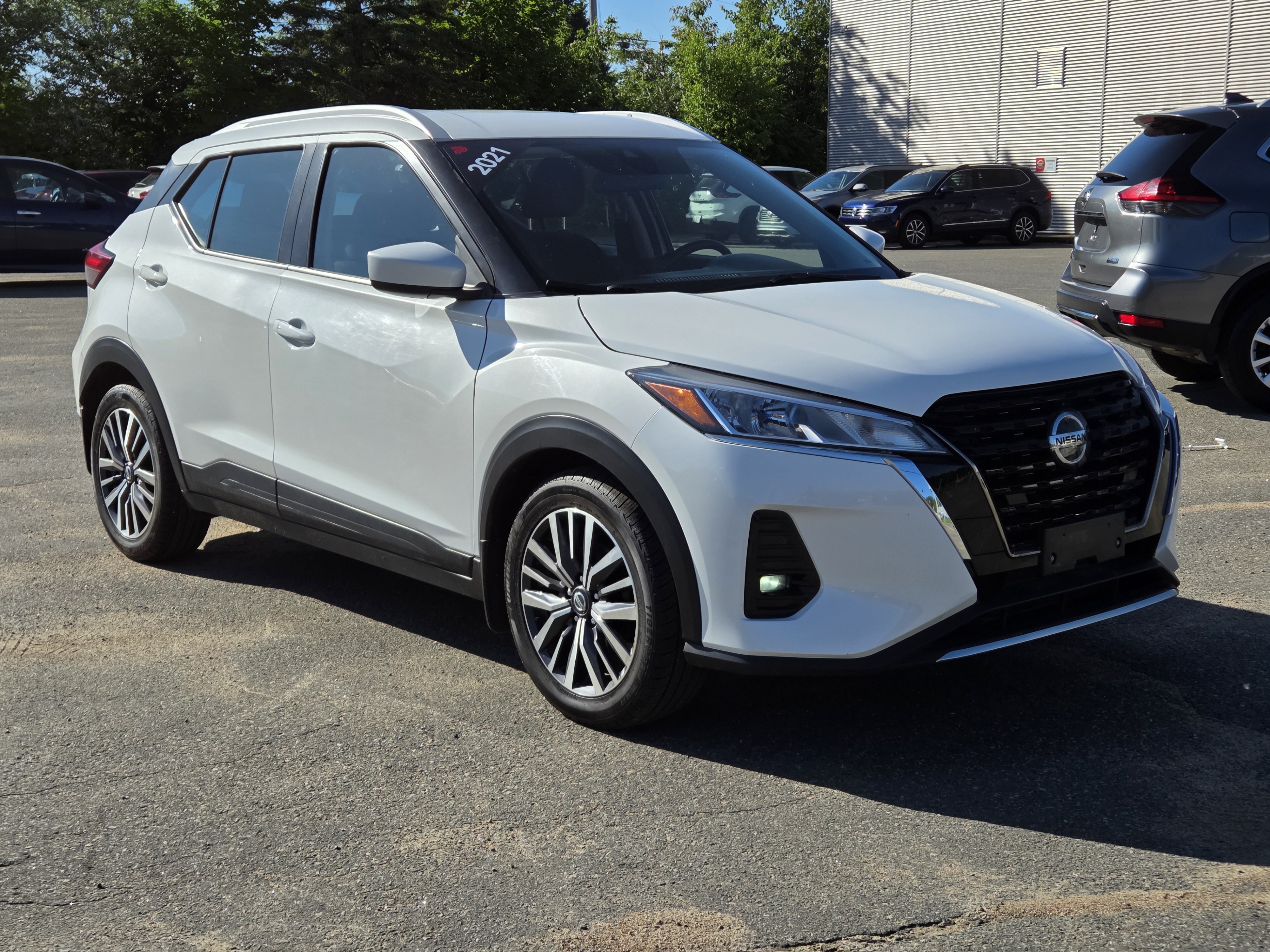 White 2021 Nissan Kicks SV FWD SUV / Crossover Front-Wheel Drive Automatic