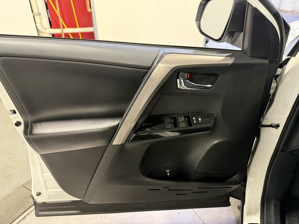 Toyota RAV4 HYBRID LE+ 2018 d&rsquo;occasion à vendre - 14