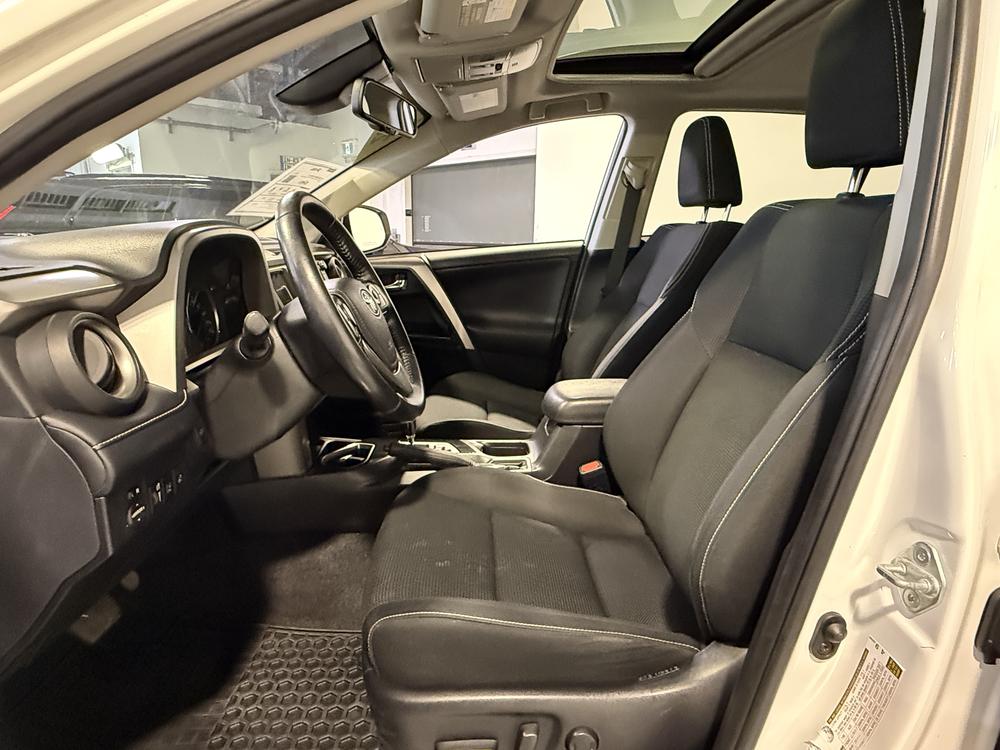 Toyota RAV4 HYBRID LE+ 2018 d&rsquo;occasion à vendre - 17