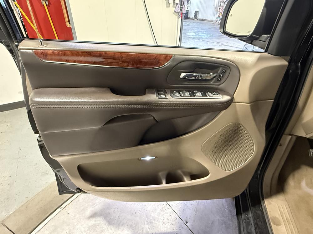 Chrysler Town & Country Limited 2015 d&rsquo;occasion à vendre - 13