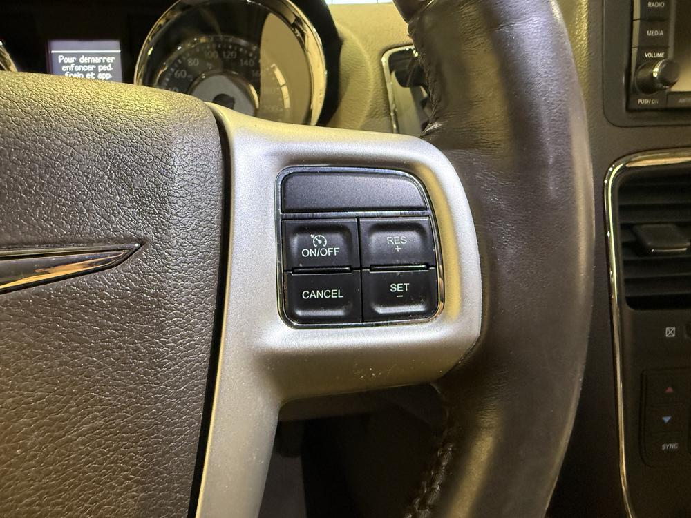 Chrysler Town & Country Limited 2015 d&rsquo;occasion à vendre - 18
