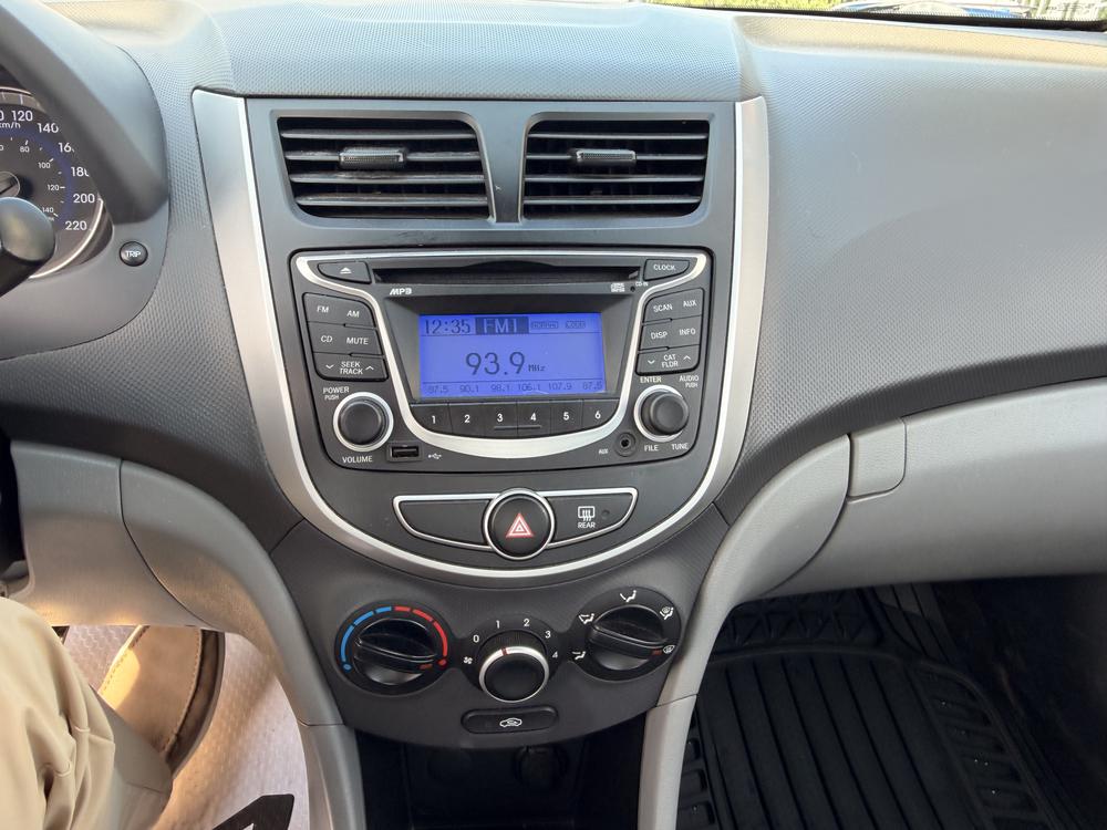Hyundai Accent L MANUELLE 2014 d&rsquo;occasion à vendre - 21