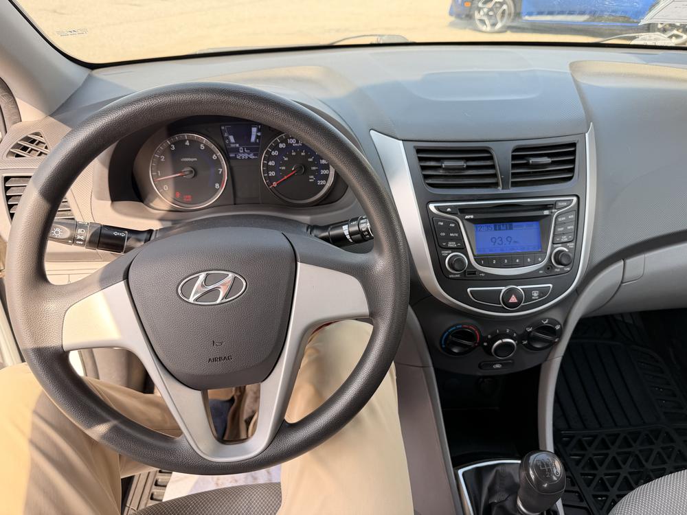 Hyundai Accent L MANUELLE 2014 d&rsquo;occasion à vendre - 23