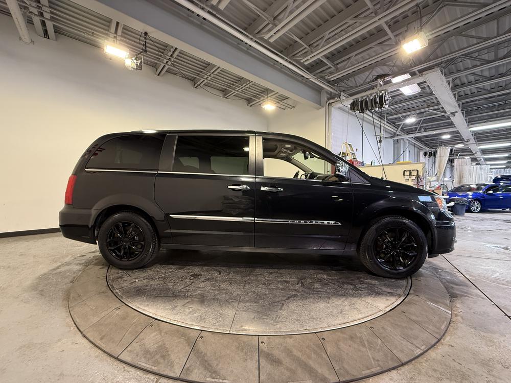 Chrysler Town & Country Limited 2015 d&rsquo;occasion à vendre - 2