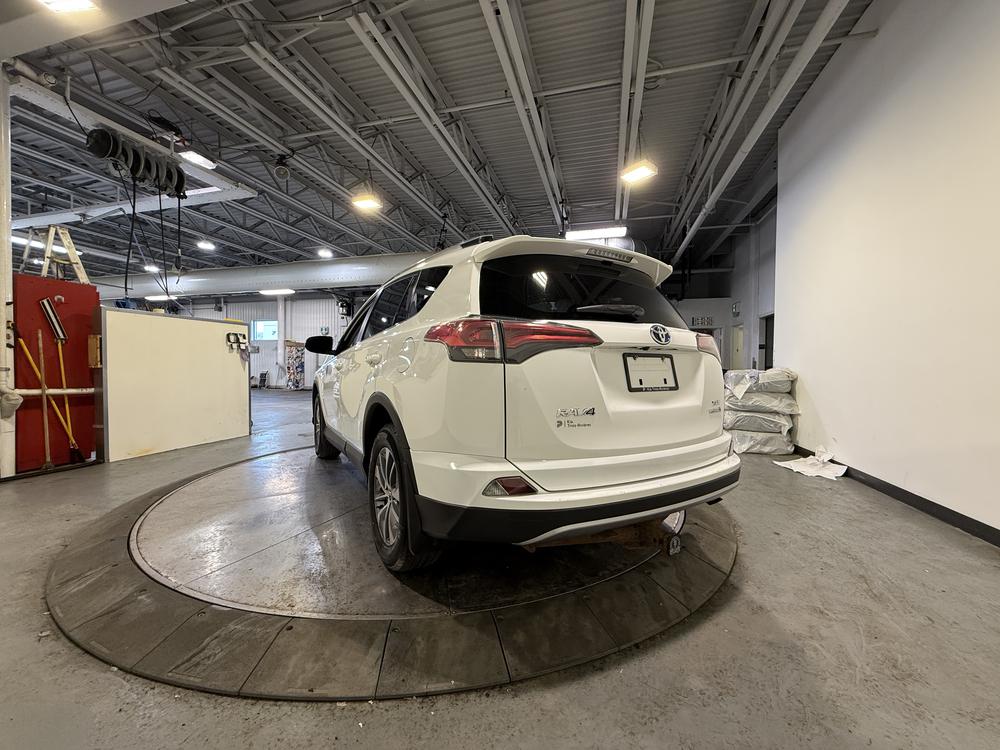 Toyota RAV4 HYBRID LE+ 2018 d&rsquo;occasion à vendre - 6