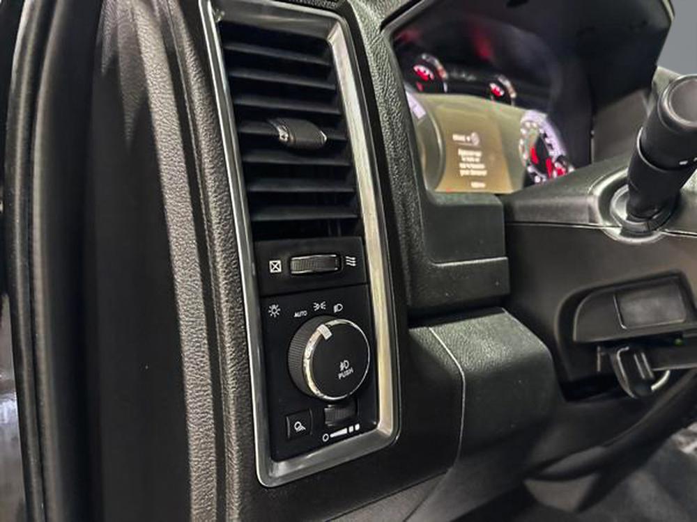 Ram 1500 Classic Warlock 6 cyl 2022 d&rsquo;occasion à vendre - 12