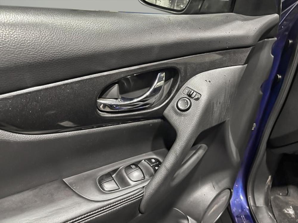 Nissan Rogue SV 2017 d&rsquo;occasion à vendre - 8