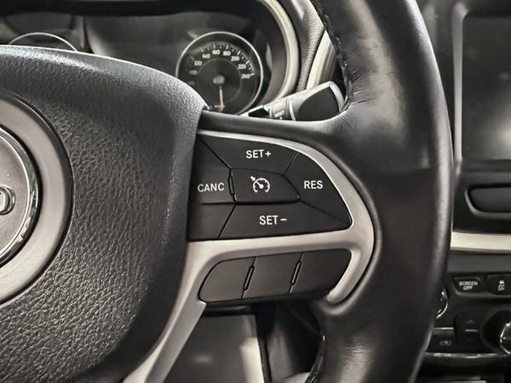Jeep Cherokee 2016 Blanc usage à vendre Jeep Cherokee 2016 Blanc usage à vendre