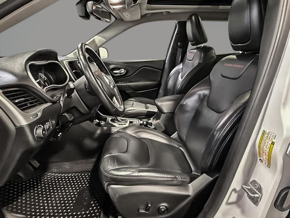 Jeep Cherokee 2016 Blanc usage à vendre Jeep Cherokee 2016 Blanc usage à vendre