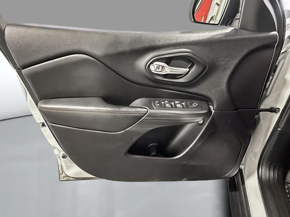 Jeep Cherokee 2016 Blanc usage à vendre Jeep Cherokee 2016 Blanc usage à vendre