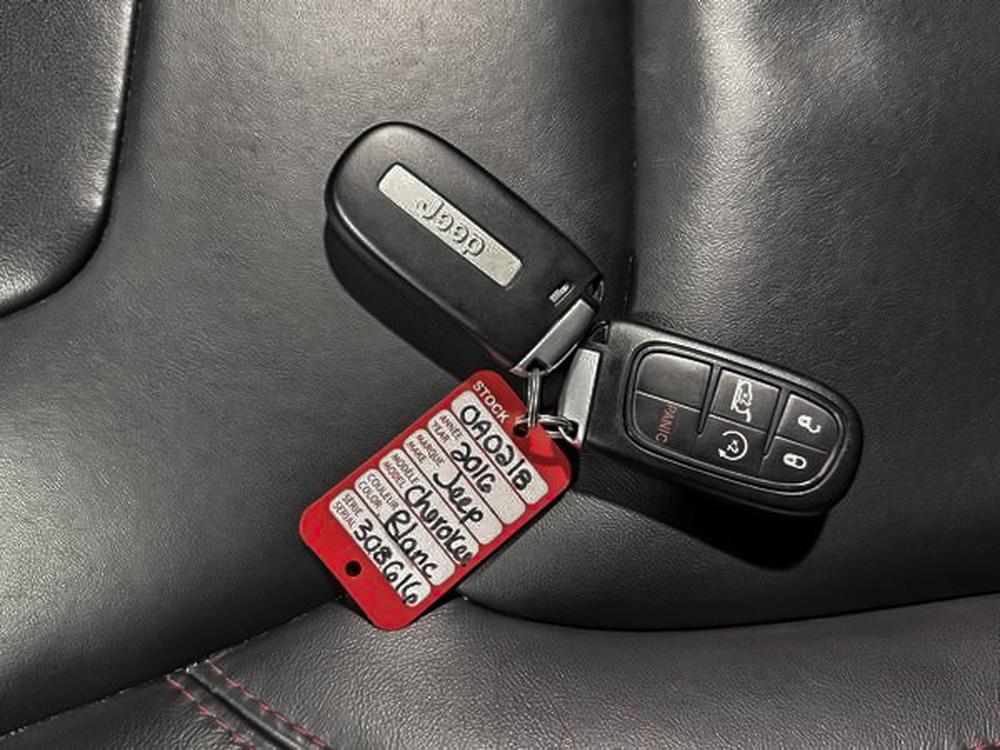 Jeep Cherokee 2016 Blanc usage à vendre Jeep Cherokee 2016 Blanc usage à vendre