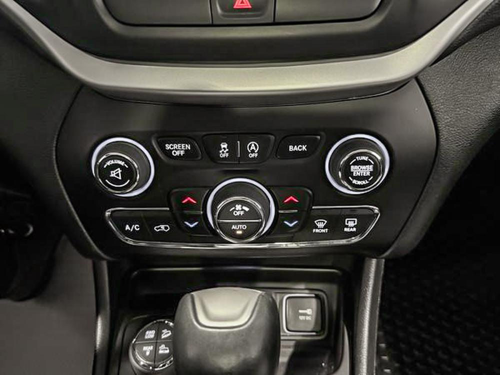 Jeep Cherokee 2016 Blanc usage à vendre Jeep Cherokee 2016 Blanc usage à vendre