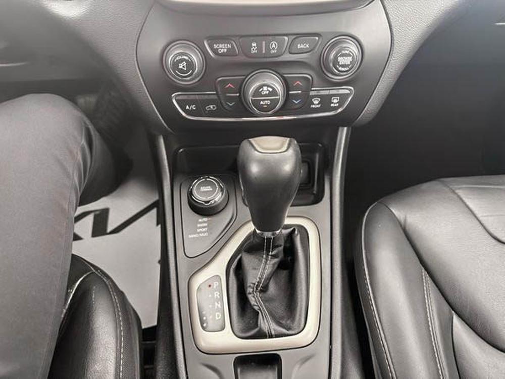Jeep Cherokee LIMITED AWD 3.2L 2017 d&rsquo;occasion à vendre - 29
