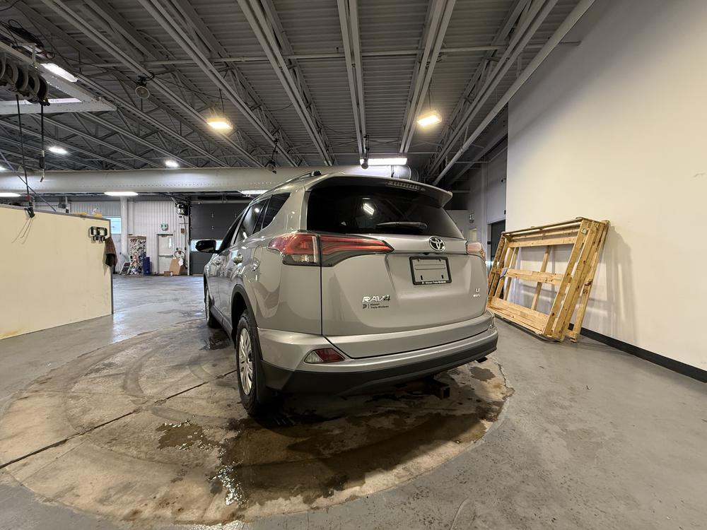 Toyota RAV4 LE 2018 d&rsquo;occasion à vendre - 6