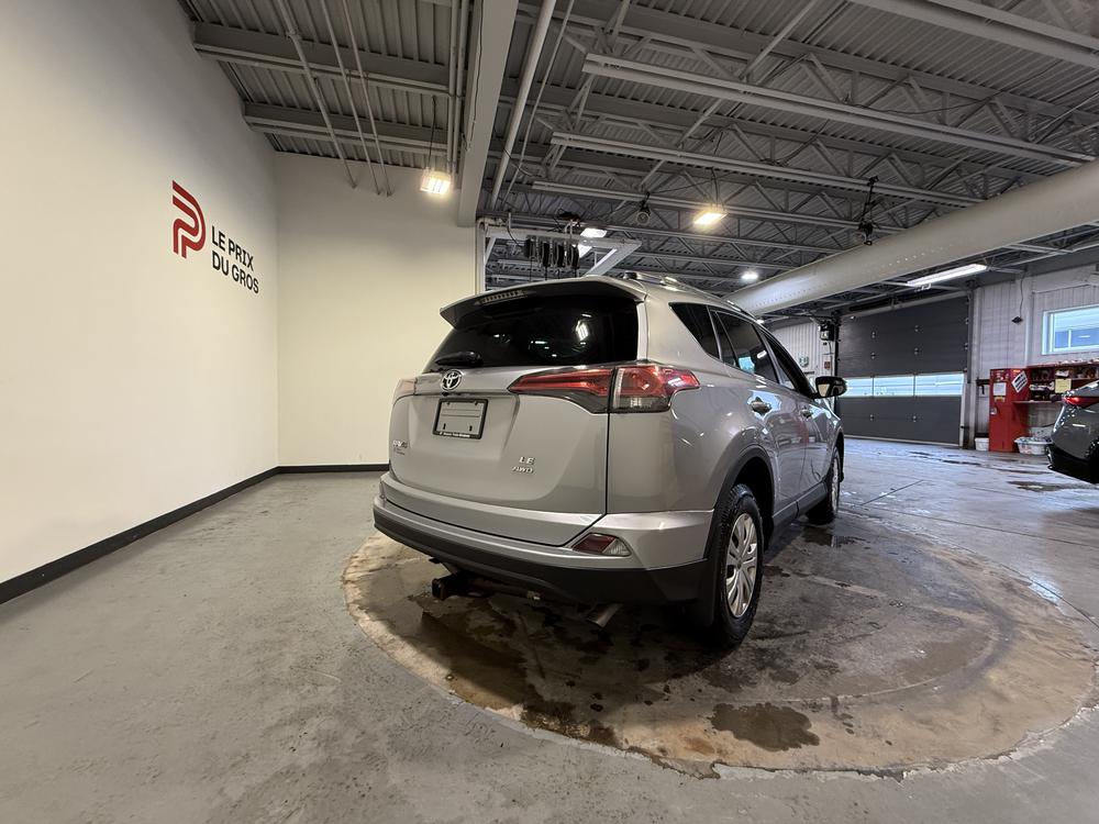 Toyota RAV4 LE 2018 d&rsquo;occasion à vendre - 3