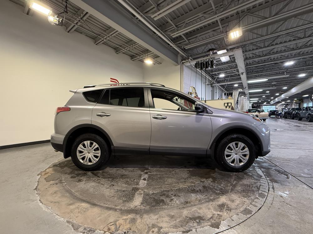 Toyota RAV4 LE 2018 d&rsquo;occasion à vendre - 2