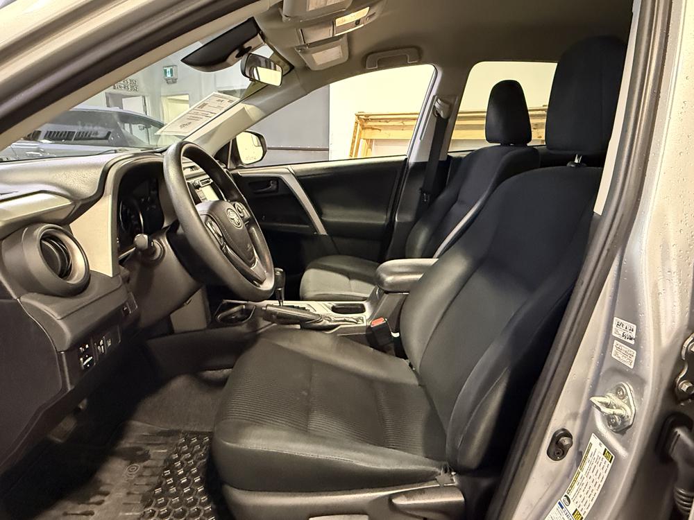 Toyota RAV4 LE 2018 d&rsquo;occasion à vendre - 16