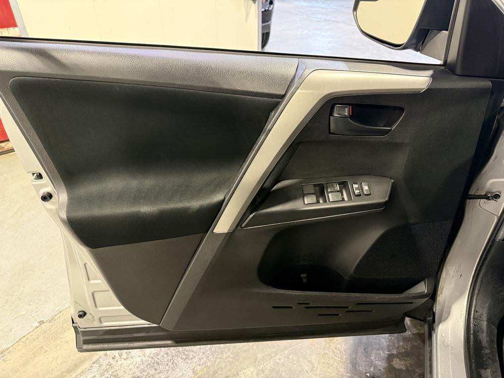 Toyota RAV4 LE 2018 d&rsquo;occasion à vendre - 13