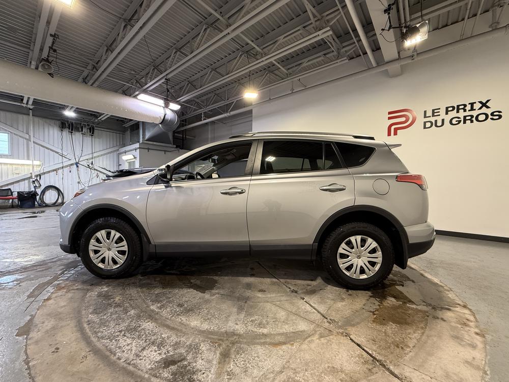 Toyota RAV4 LE 2018 d&rsquo;occasion à vendre - 7