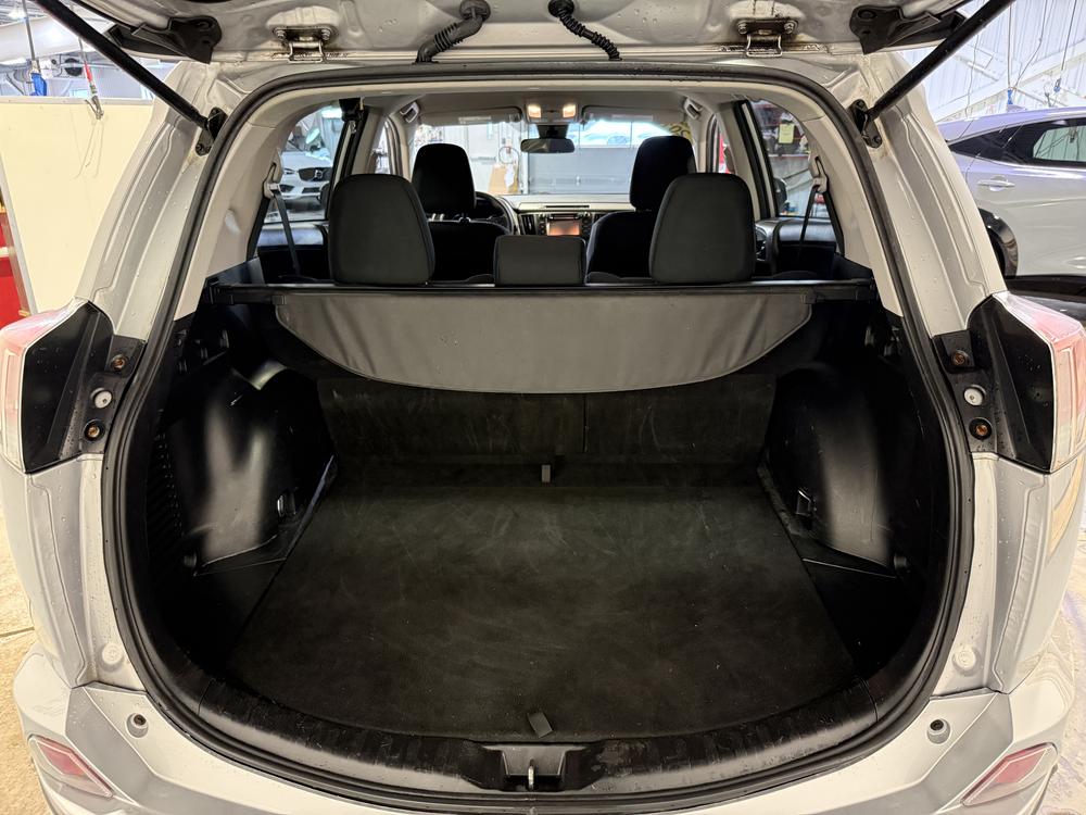 Toyota RAV4 LE 2018 d&rsquo;occasion à vendre - 29