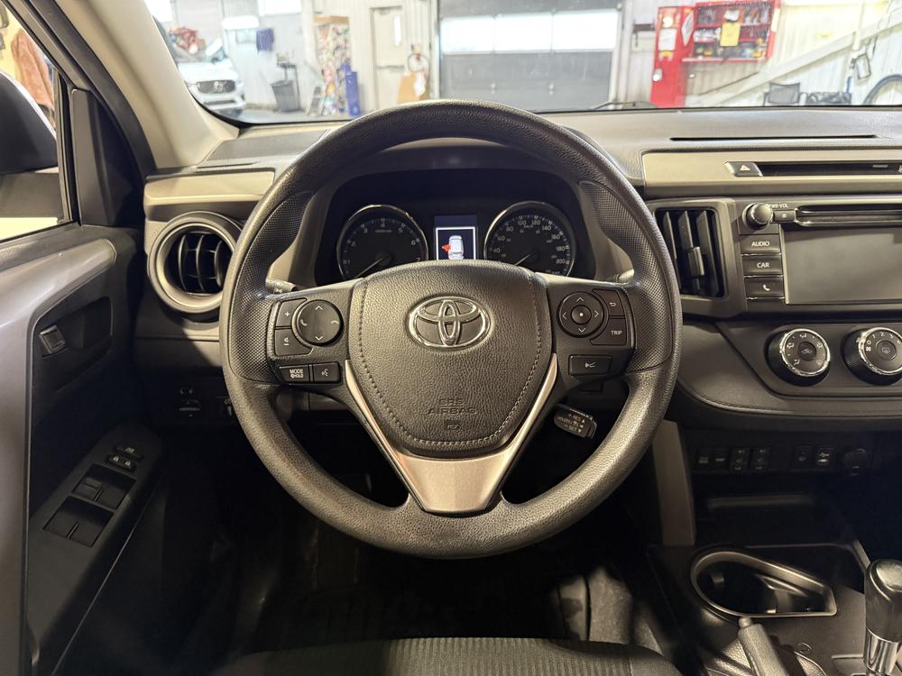 Toyota RAV4 LE 2018 d&rsquo;occasion à vendre - 17