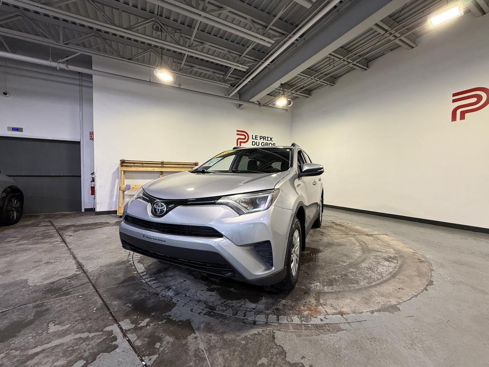Toyota RAV4 LE 2018 d&rsquo;occasion à vendre - 8
