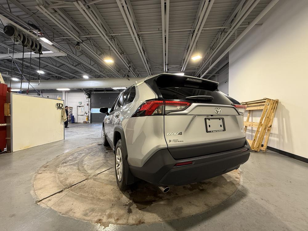Toyota RAV4 LE 2023 d&rsquo;occasion à vendre - 6