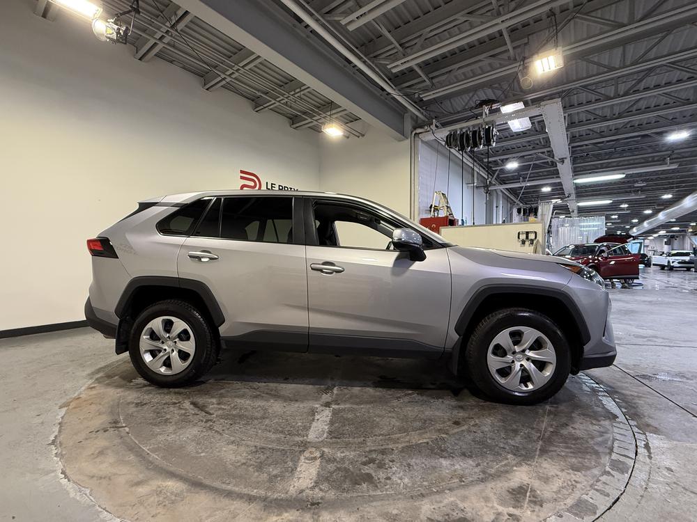 Toyota RAV4 LE 2023 d&rsquo;occasion à vendre - 2