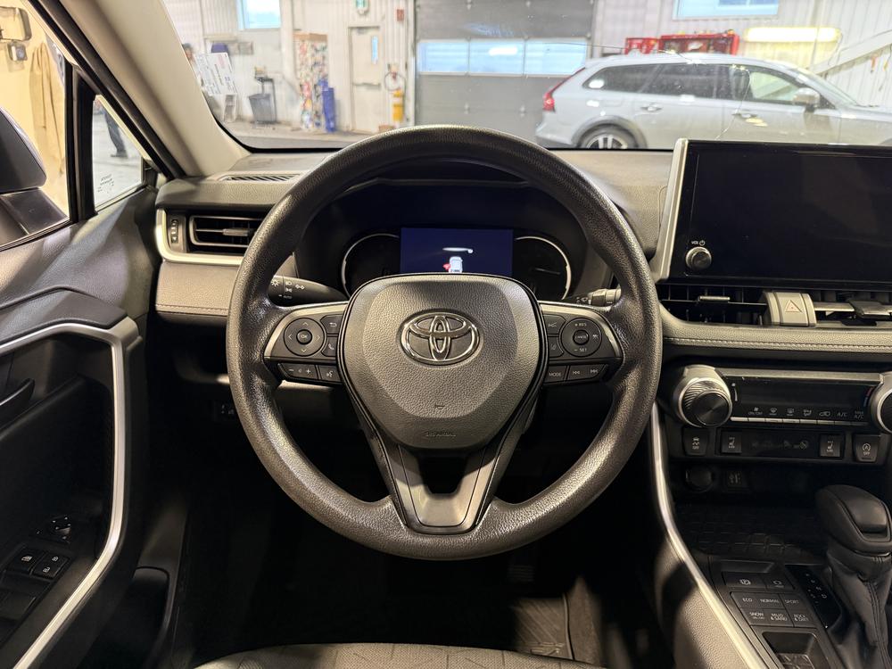 Toyota RAV4 LE 2023 d&rsquo;occasion à vendre - 17
