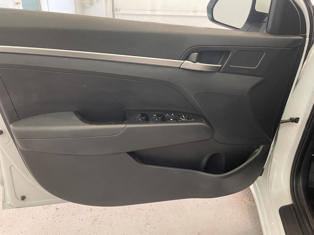 Hyundai Elantra Essential 2020 d&rsquo;occasion à vendre - 12