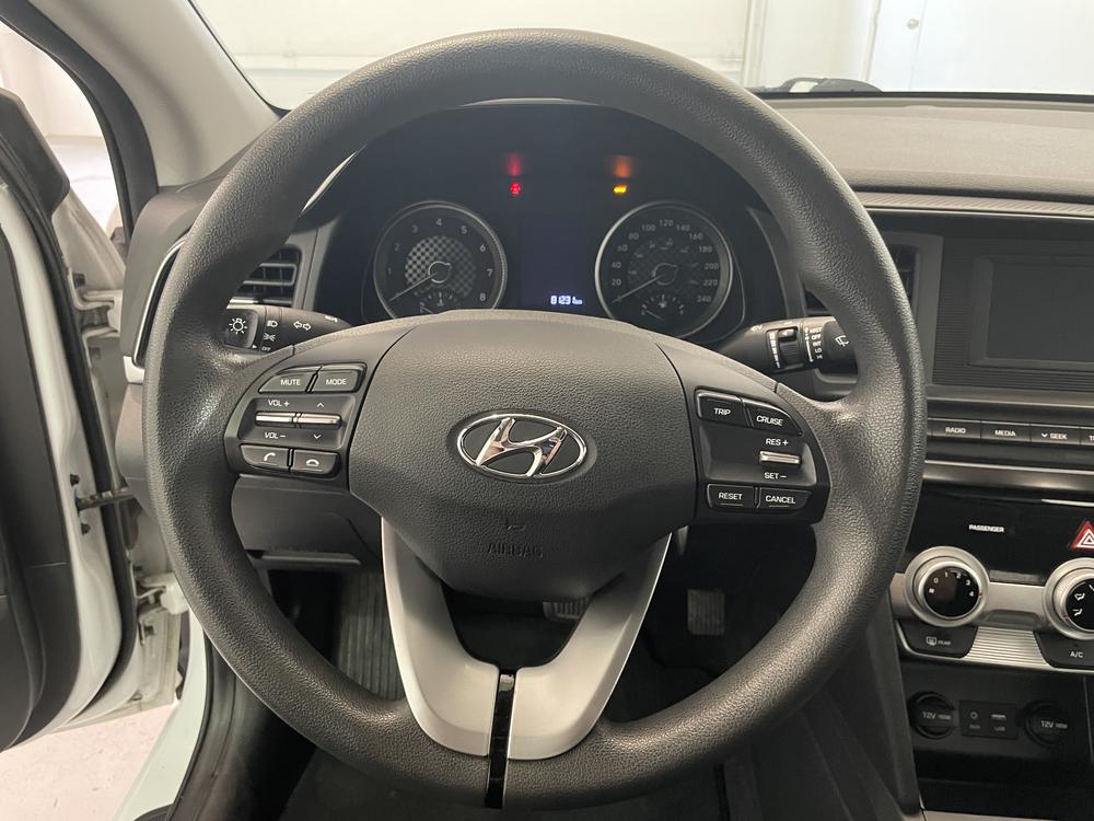 Hyundai Elantra Essential 2020 d&rsquo;occasion à vendre - 13
