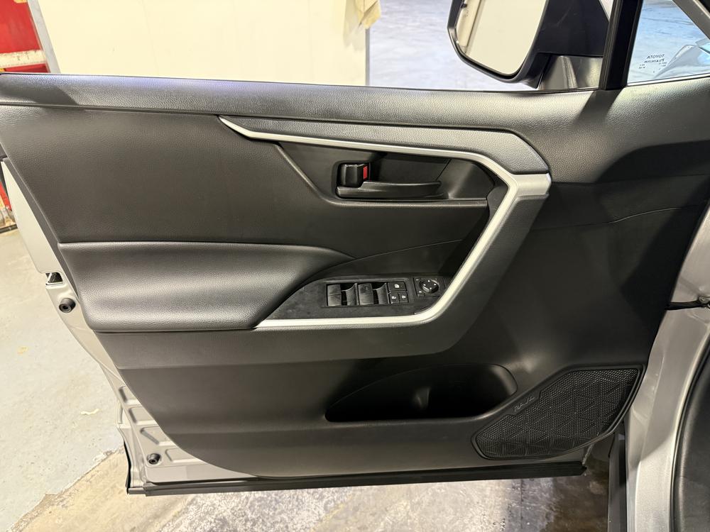 Toyota RAV4 LE 2023 d&rsquo;occasion à vendre - 13