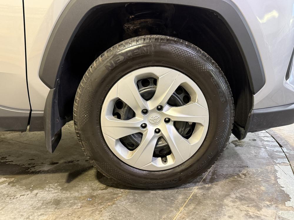 Toyota RAV4 LE 2023 d&rsquo;occasion à vendre - 12