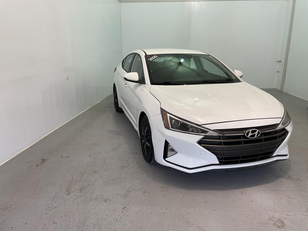 Hyundai Elantra Essential  SE