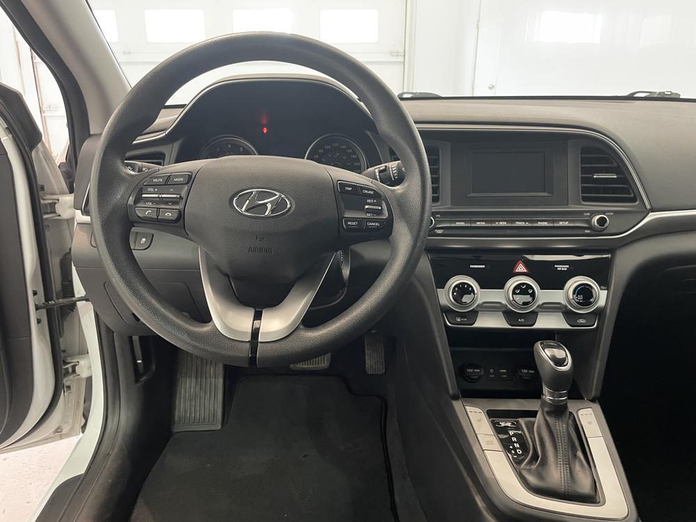 Hyundai Elantra Essential 2020 d&rsquo;occasion à vendre - 11