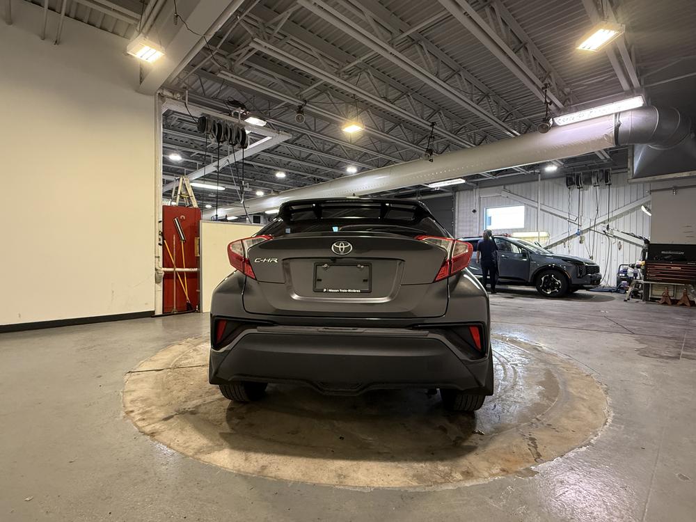 Toyota C-HR LE 2020 — photo 4