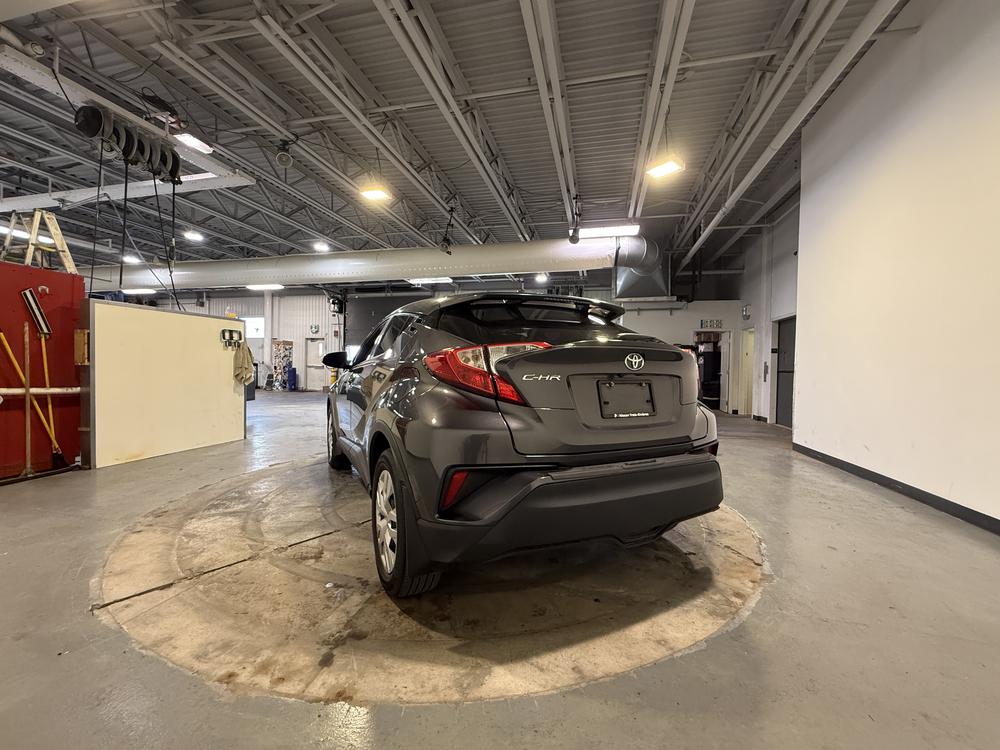 Toyota C-HR LE 2020 — photo 6