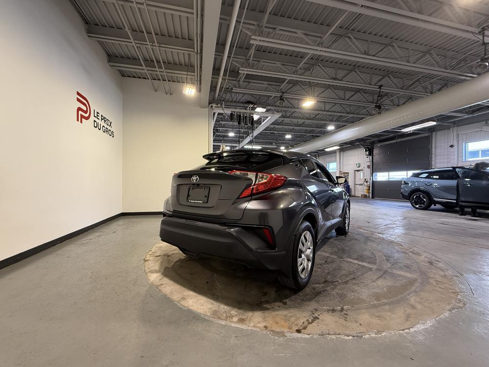 Toyota C-HR LE 2020 — photo 3
