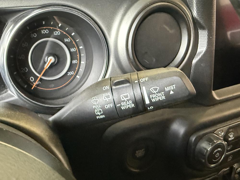 Jeep Wrangler 2023 Blanc usage à vendre Jeep Wrangler 2023 Blanc usage à vendre