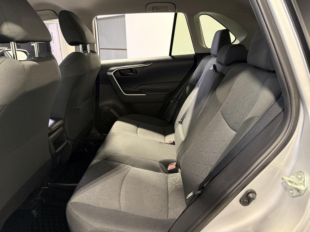 Toyota RAV4 LE 2020 d&rsquo;occasion à vendre - 29