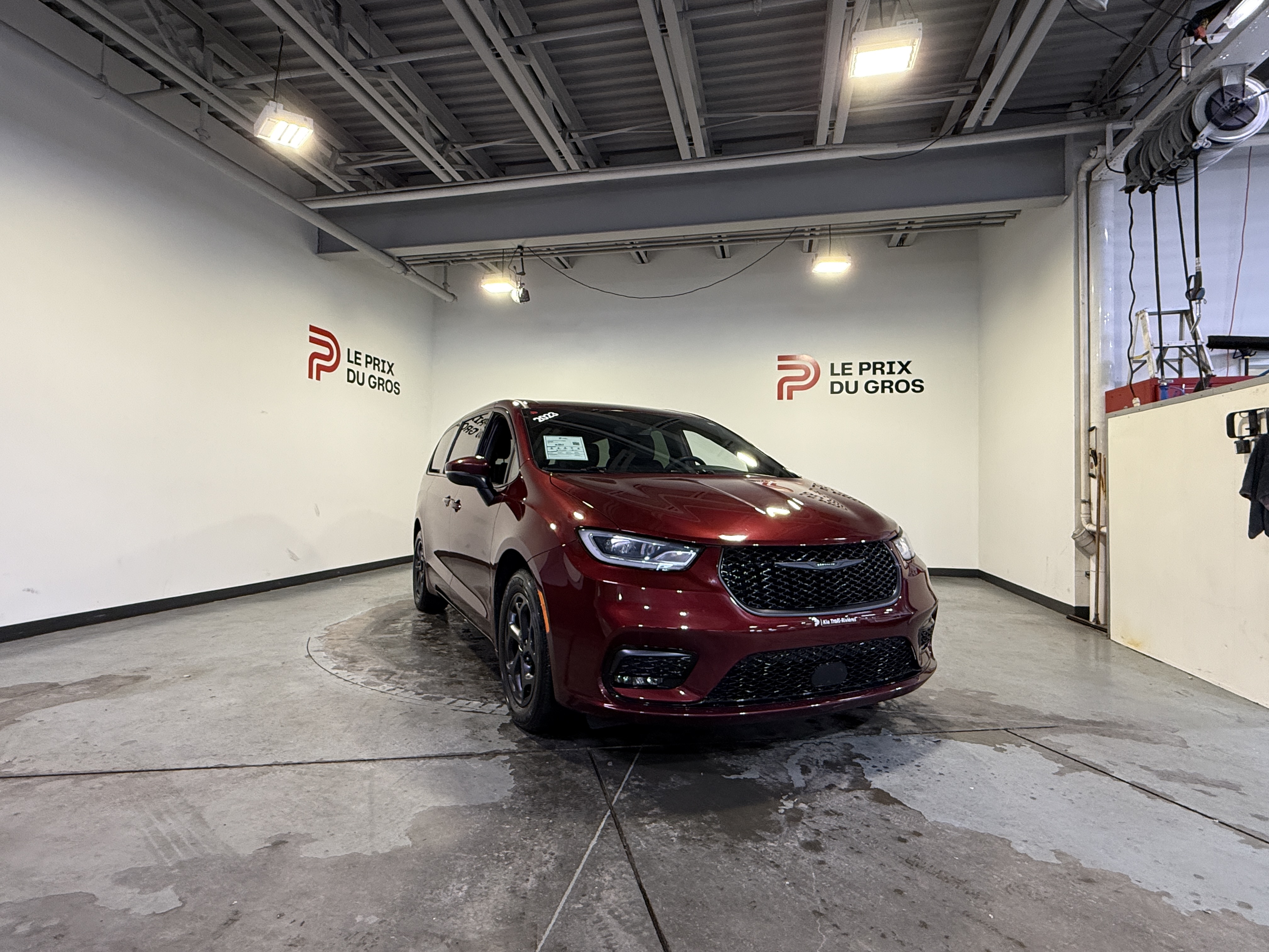 Red 2023 Chrysler Pacifica Hybrid Minivan Front-Wheel Drive Automatic