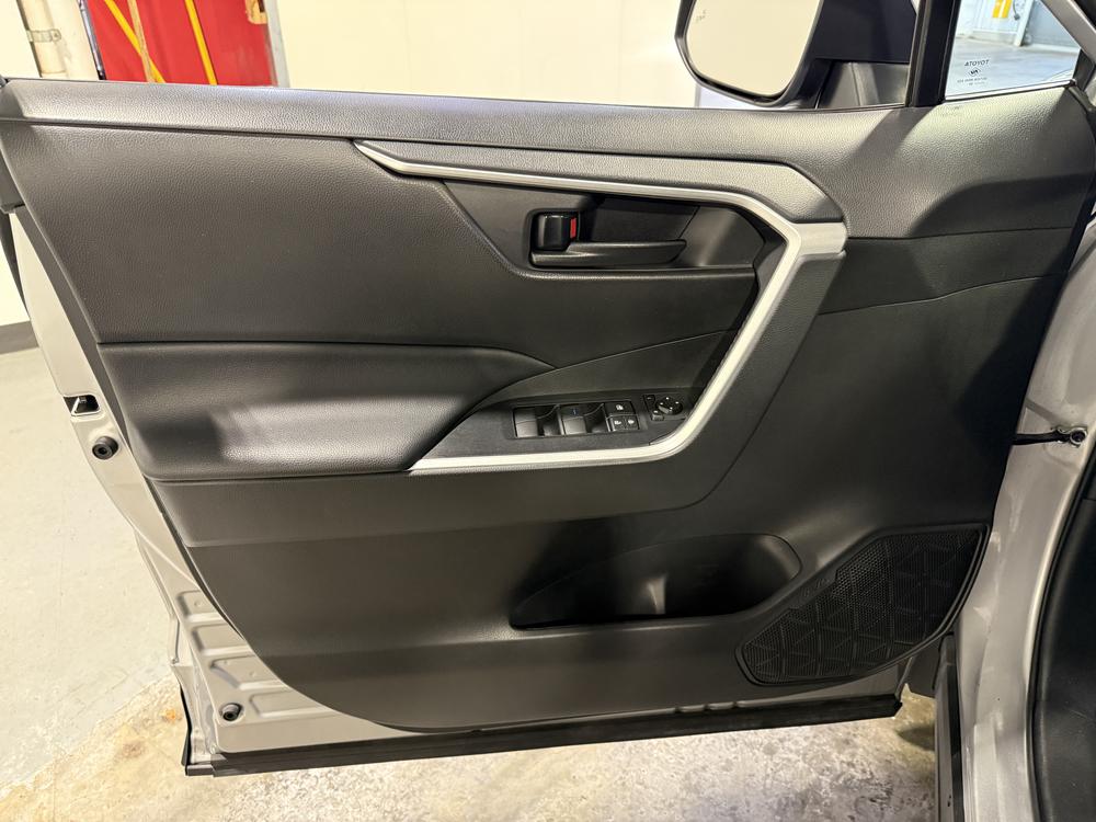 Toyota RAV4 LE 2020 d&rsquo;occasion à vendre - 13
