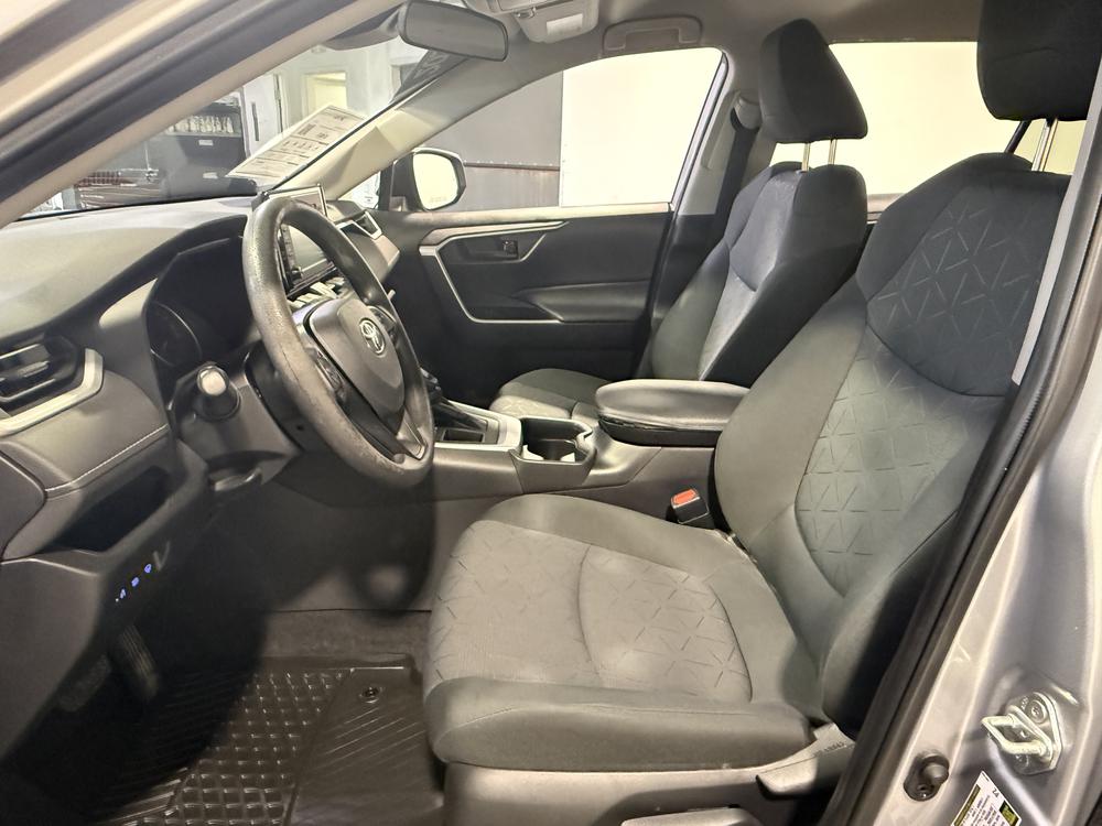 Toyota RAV4 LE 2020 d&rsquo;occasion à vendre - 16