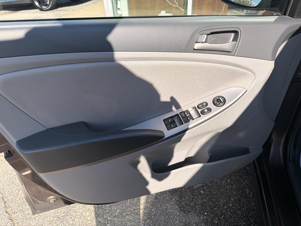Hyundai Accent SE 2016 à vendre à Trois-Rivières - 12