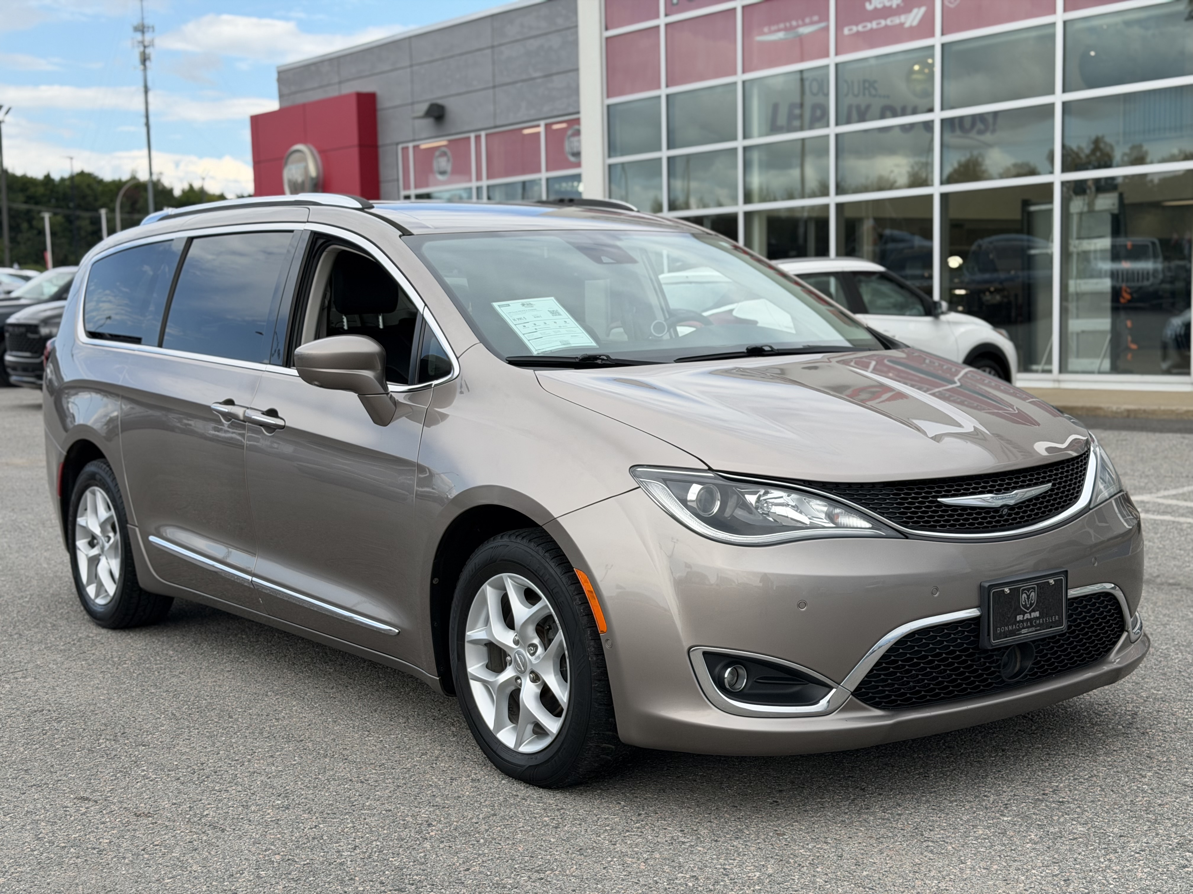 Bronze 2017 Chrysler Pacifica Minivan Front-Wheel Drive Automatic