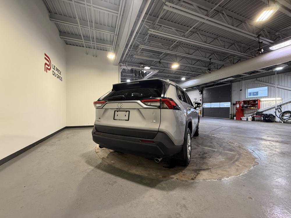 Toyota RAV4 LE 2020 d&rsquo;occasion à vendre - 3