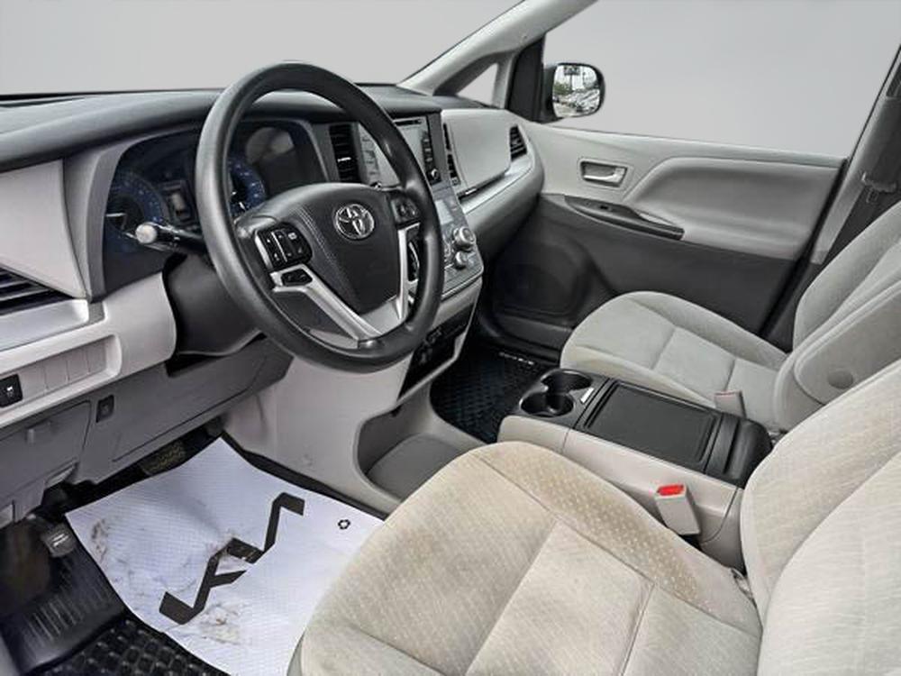 Toyota Sienna LE AWD 2018 d&rsquo;occasion à vendre - 18