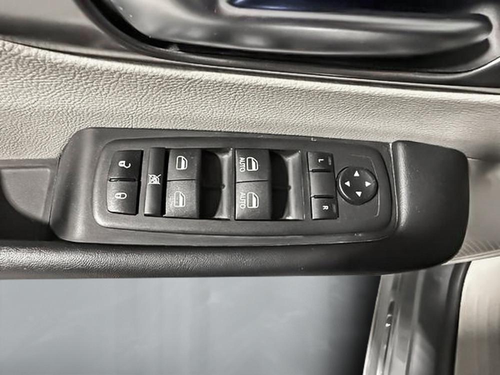 Chrysler Pacifica TOURING 2023 d&rsquo;occasion à vendre - 14