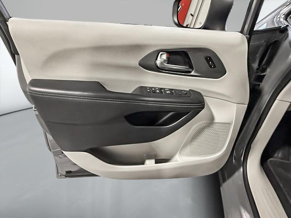 Chrysler Pacifica TOURING 2023 d&rsquo;occasion à vendre - 13